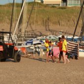 Man onwel op strand nabij de zeilvereniging